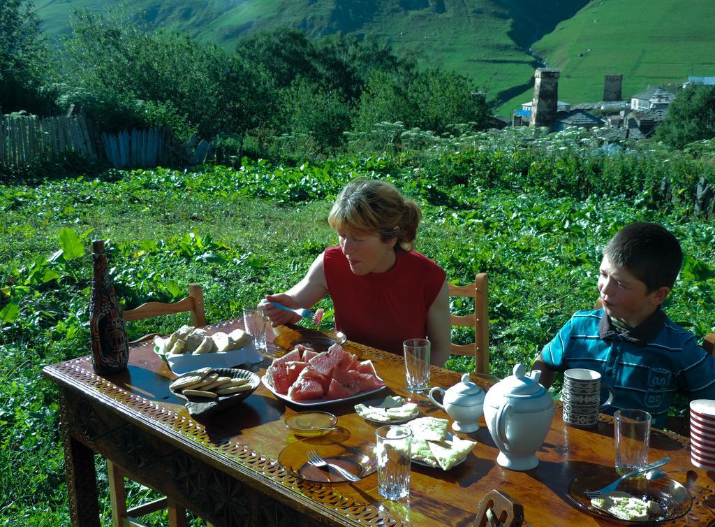 Guesthouse Angelina Ushguli Bagian luar foto